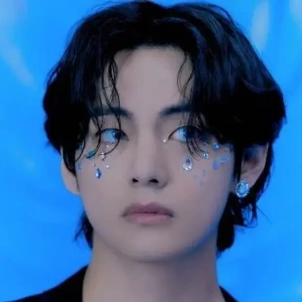 V (뷔) — K-pop artist photo