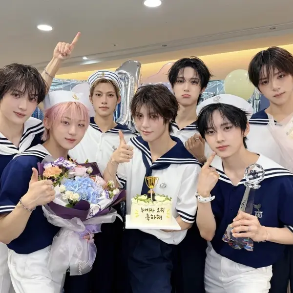 NouerA — K-pop group photo