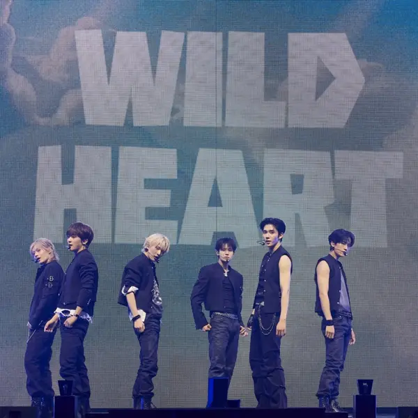 LUN8 — K-pop group photo