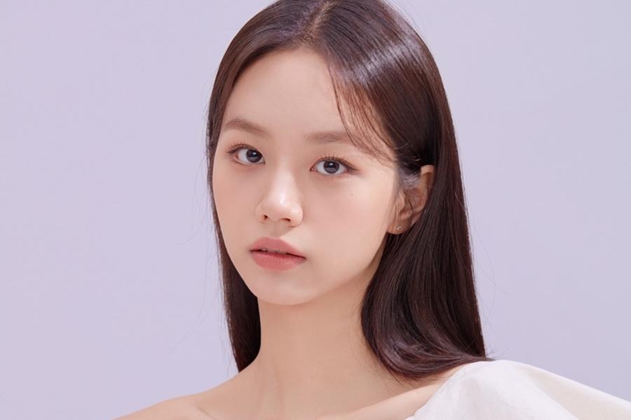 Hyeri kicks off 5-city Asia fanmeeting tour in Seoul; costume incident mid-show