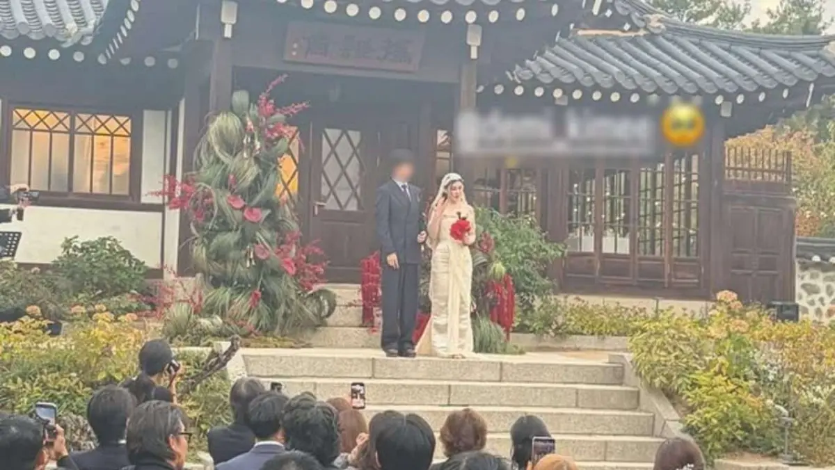 Actress Kim Yong-ji marries in surprise hanok ceremony; Kim Go-eun posts wedding photos