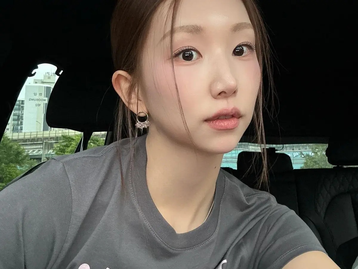 Casey performs new song live at Han River festival, tells fans "don't worry too much"