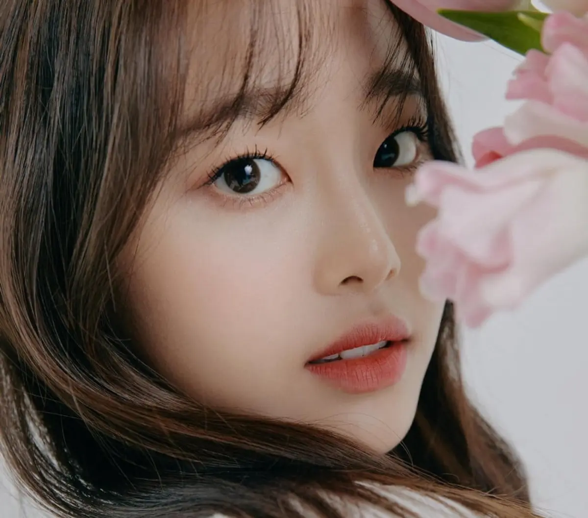 Chuu drops reading-concept post and eyes fan concerts and overseas tour after debut full-length album