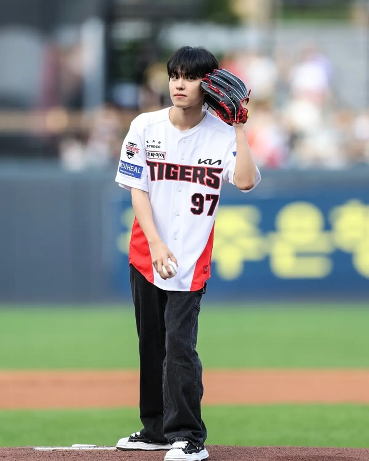 DAY6's Won-pil throws ceremonial first pitch as KIA Tigers win 2-1 in walk-off