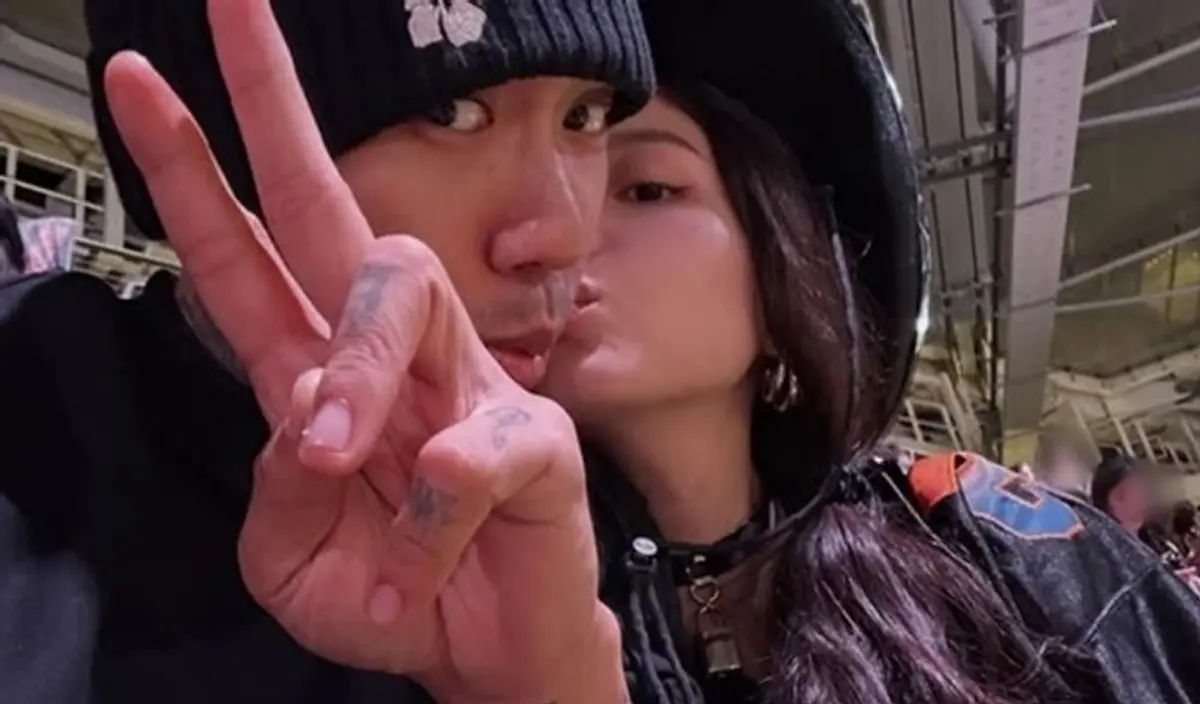 Dok2 drops free birthday track for Lee Hi, calls her "my love, beautiful dolphin"