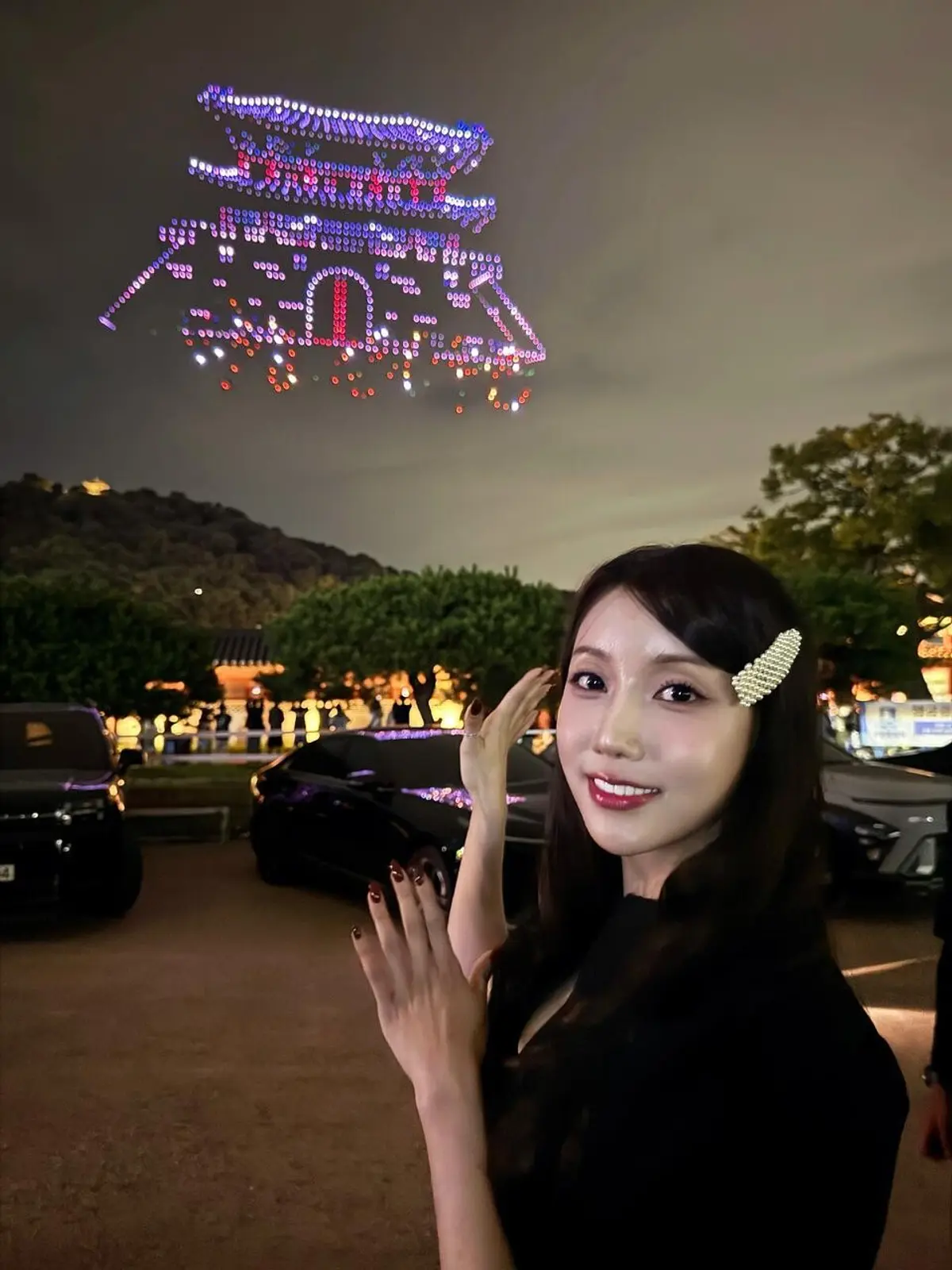 Doori performs '서울깍쟁이' at Hwaseong Haenggung amid 1,230-drone show
