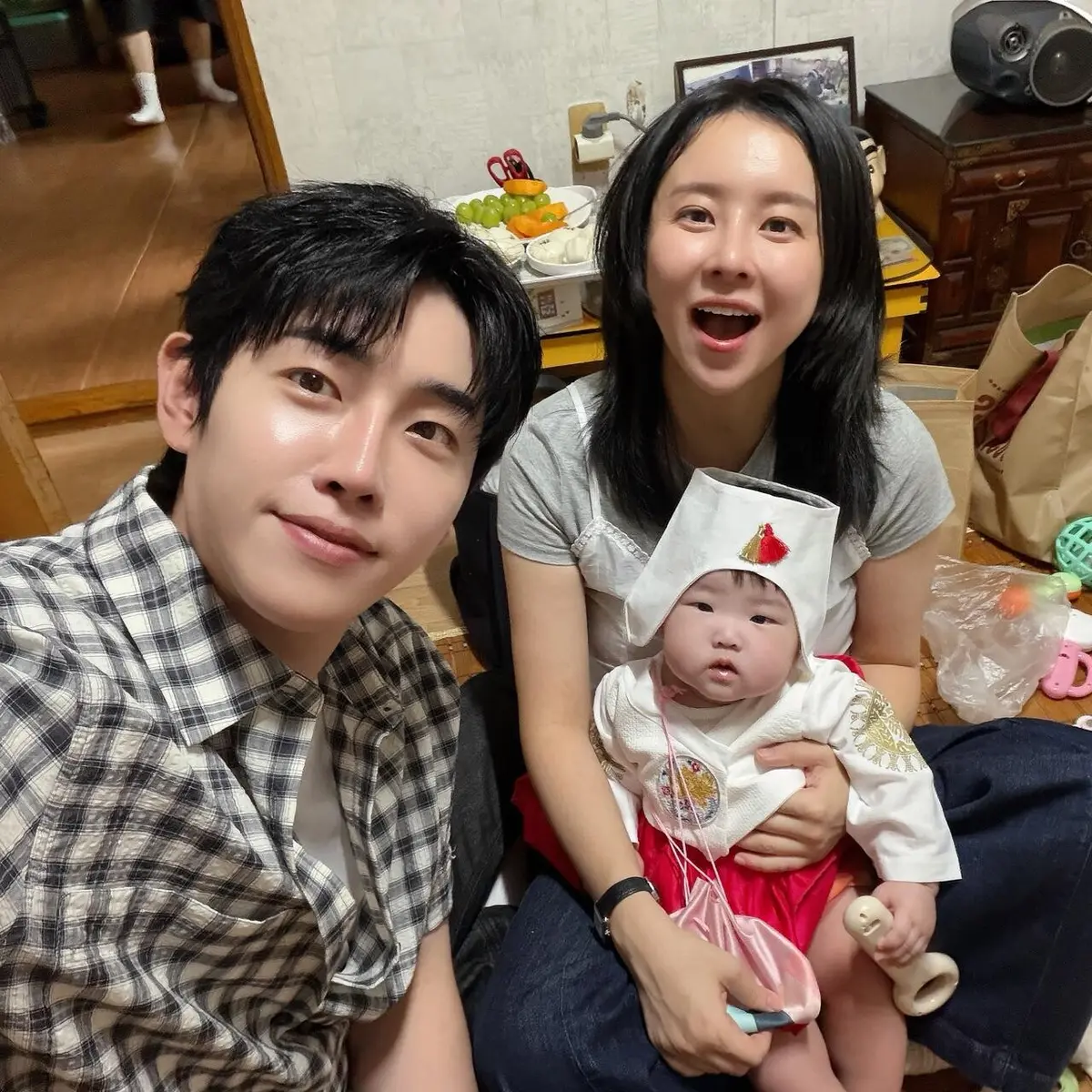 Trot singer Eun Ga-eun shares first Chuseok family photo with her daughter