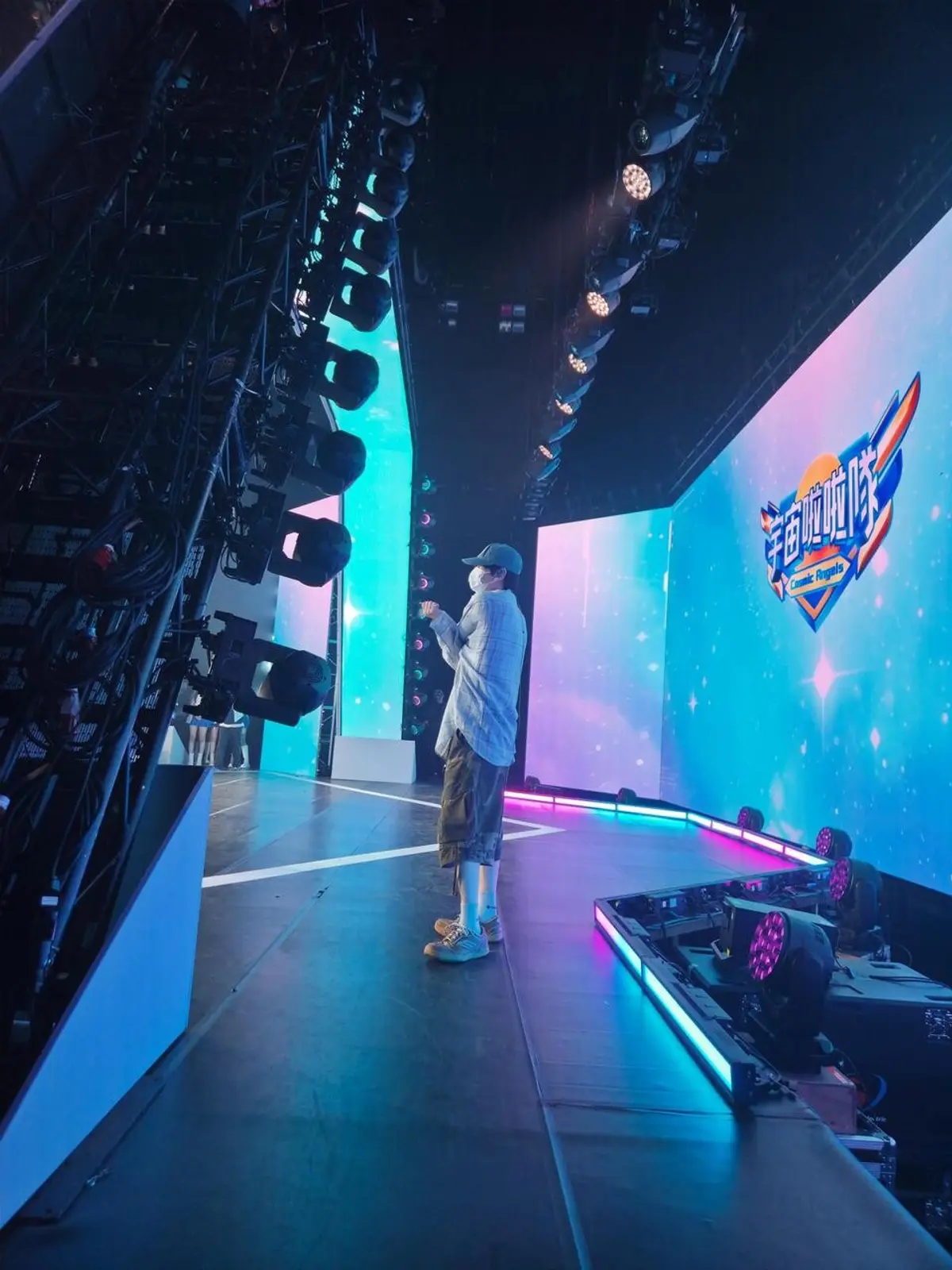 Eunhyuk shares stage production photos with "back and forth" caption
