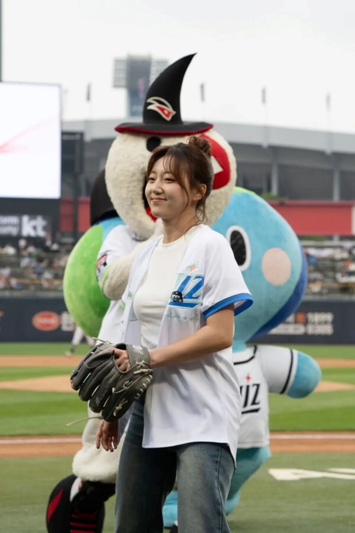 Gyeonggi ambassador Gyeongse previews two August tracks at KBO stadium mini concert