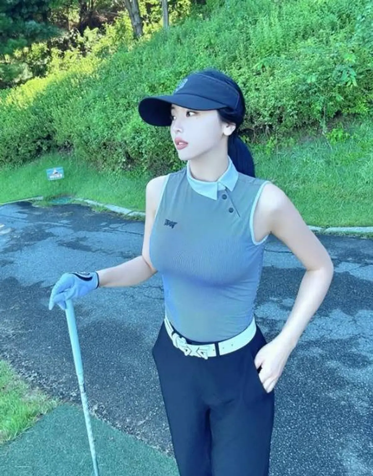 Hong Jin-young denies pregnancy rumors on TV, backs it up with golf-wear SNS post