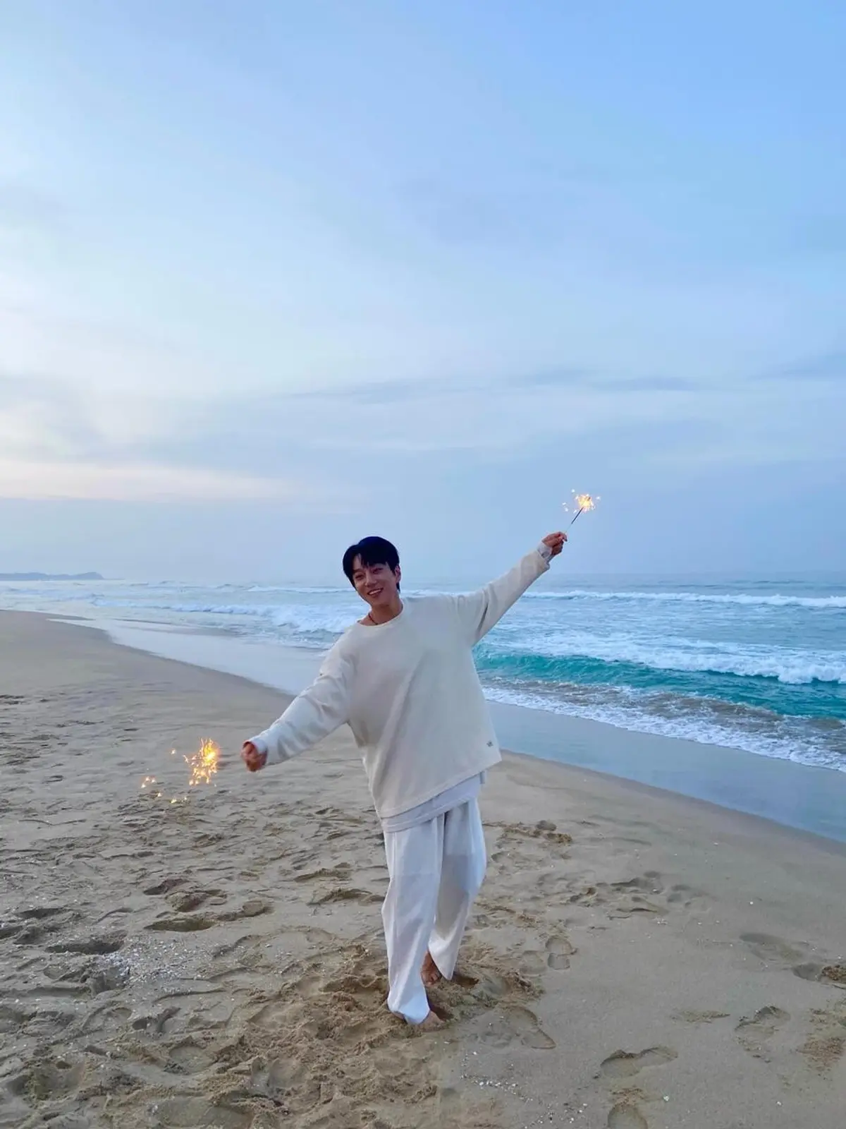 Hwang Chi-yeol opens 'We, Summer' concert at Nodeul Island, premieres new album tracks