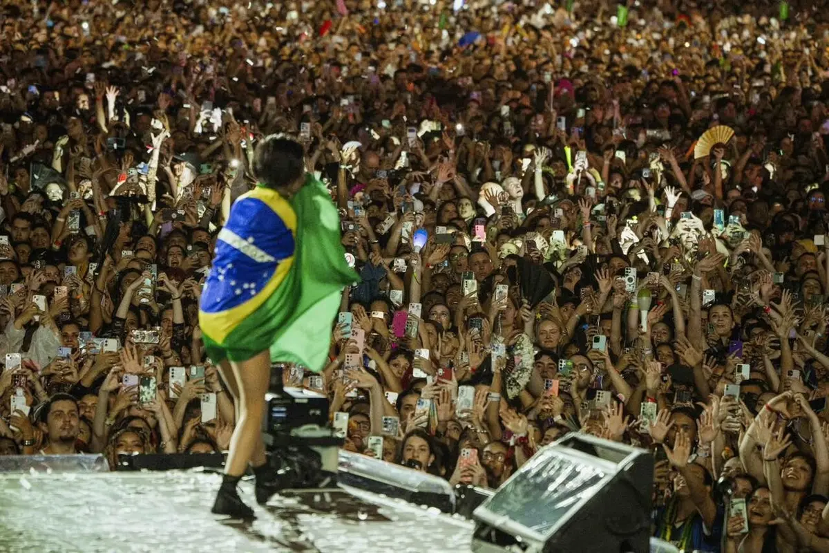 HWASA becomes first K-pop female solo act on Rock in Rio's main stage, performs 13 songs for 80,000