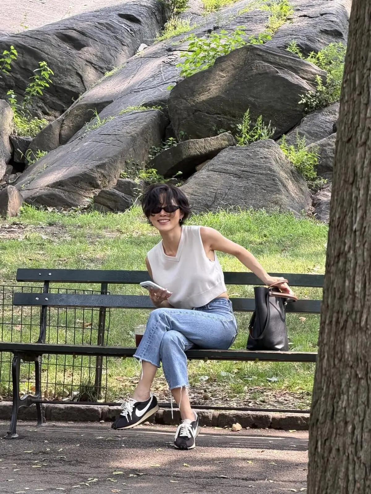 Hwasa posts park bench photo mid-MAMAMOO world tour, captions it '단비가 되볼게'