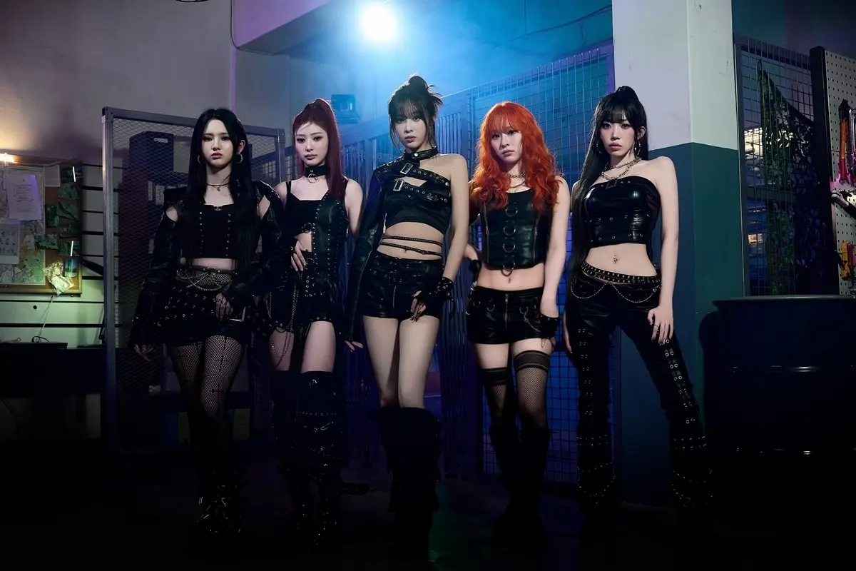 iii returns with hip-hop single 'WaiT' and secret-agent concept