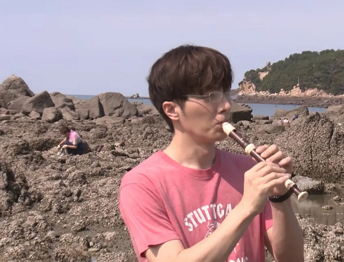 Jeokjae drops first single in ~2 years, 'Teullryeodo Doe', on October 27