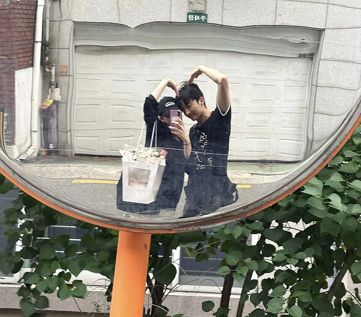 Ji Ye-eun and Bata go public on birthdays with couple selfies