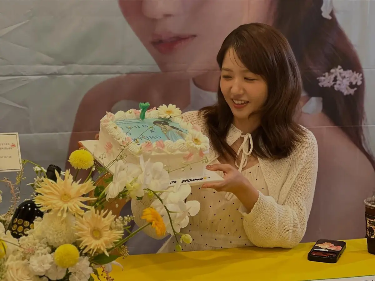 Jung Da-kyung marks 7 years of fan cafe Daegyeong Sarang with mini fan meeting