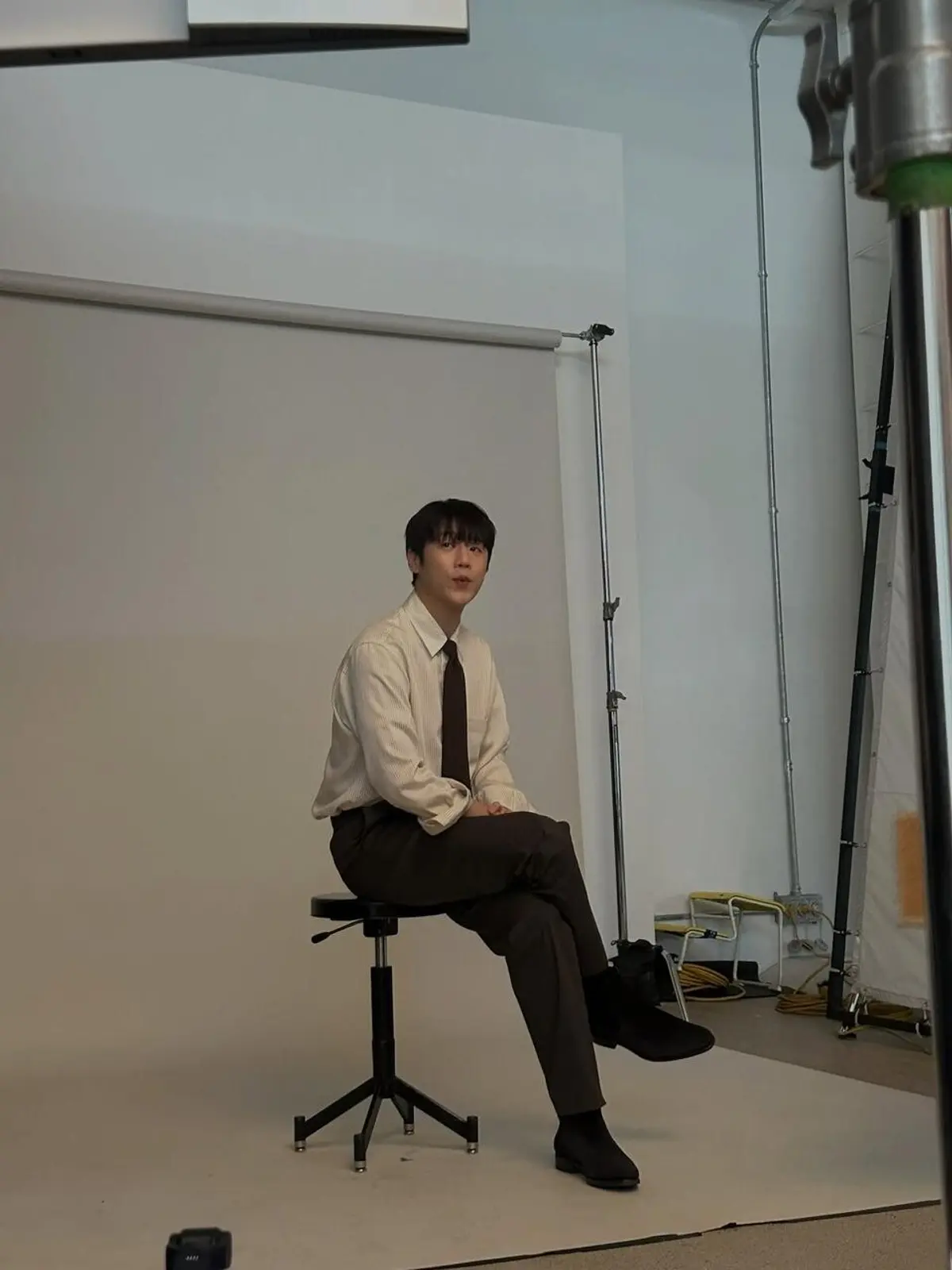 Jung Jun-won promotes 'Married Woman Killer' on set as Gong Hyo-jin's character senses a shift