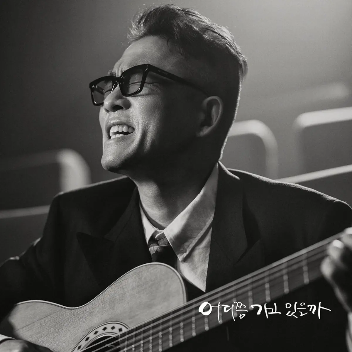 Kim Geon-mo drops first new single in 10 years, trading piano for acoustic guitar