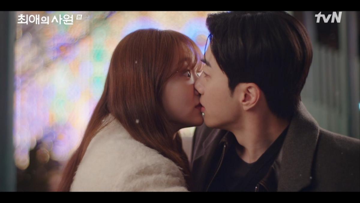Kim Hye-jun's character starts dating Cha U-min, then shares an accidental kiss with Kang Hoon in tvN's 'Choeae-ui Sawon'
