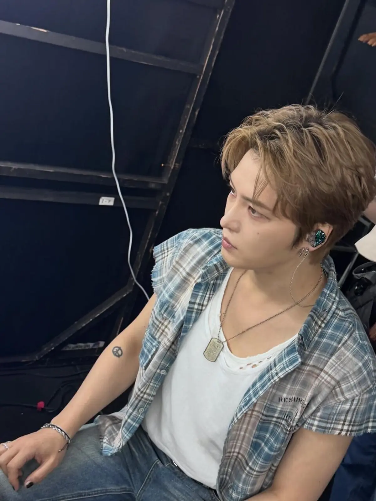 Kim Jae Joong shares pre-stage makeup look as 'THE WAVE' era continues