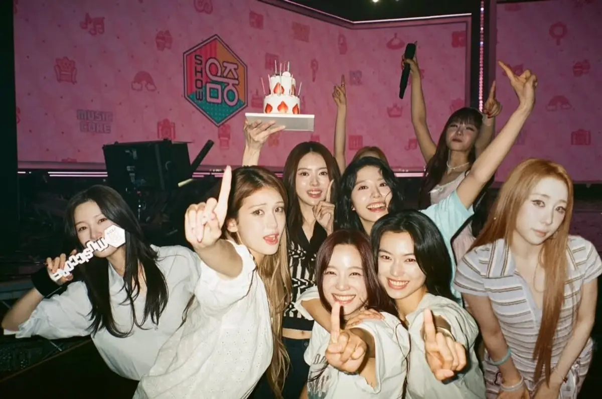 Kim Se-jeong reflects on I.O.I's 10th-anniversary concert and signs with BH Entertainment