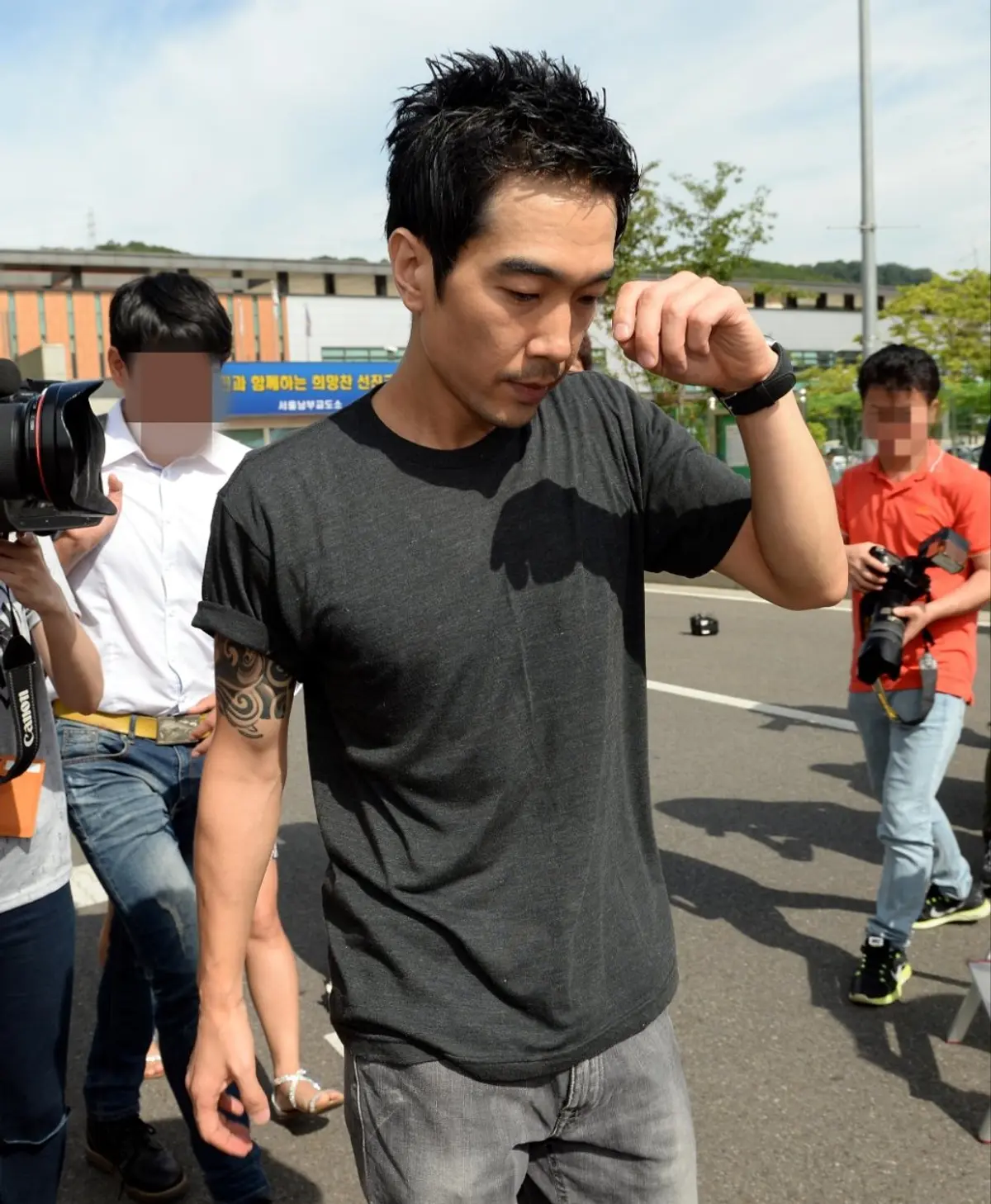 Ko Young-wook targets celebrities in social media posts, platforms block his accounts