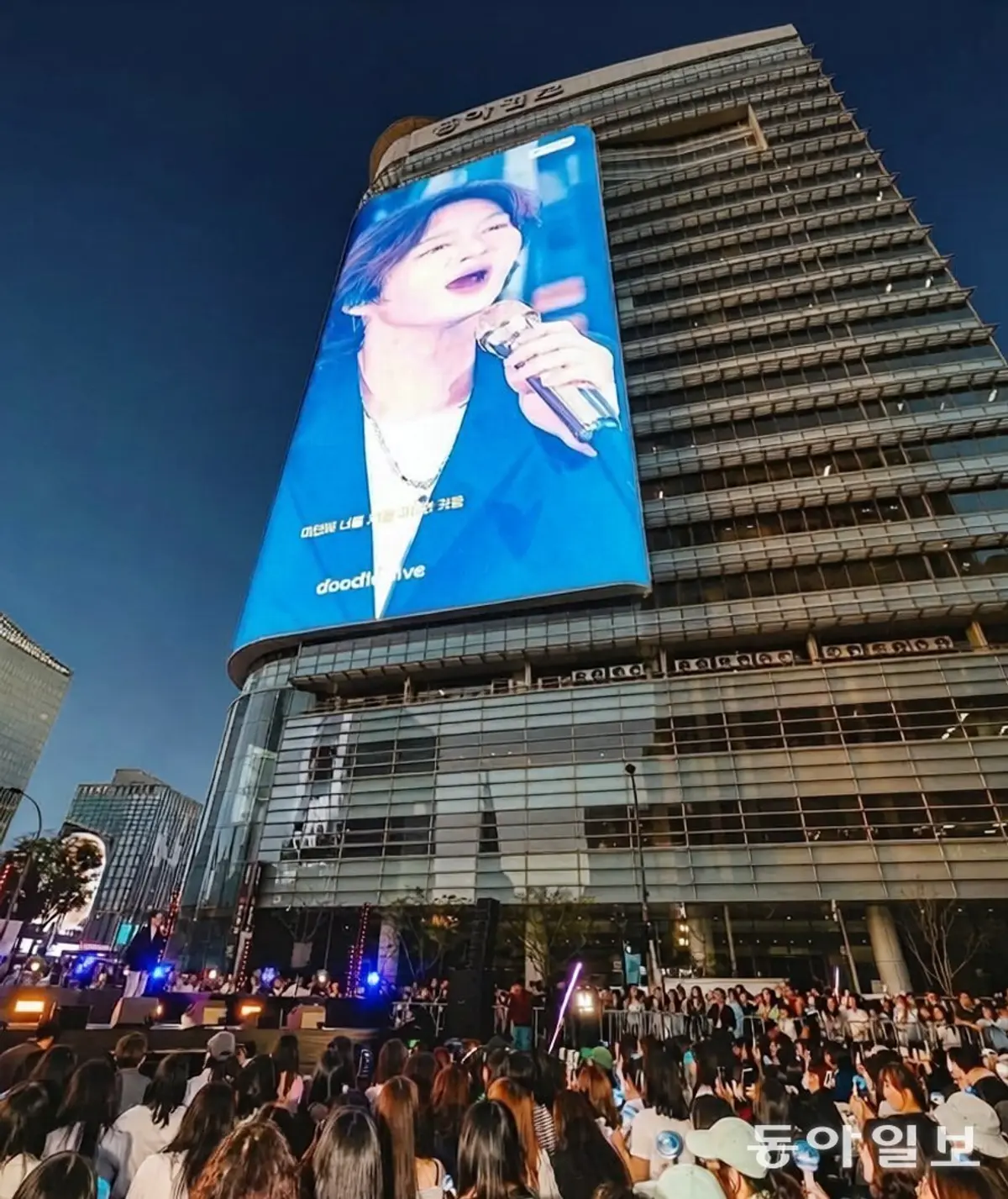 Lee Chang-seop drops mini album 3 'Lee;Make (Fragmenta Amoris)', performs live at Cheonggyecheon Plaza