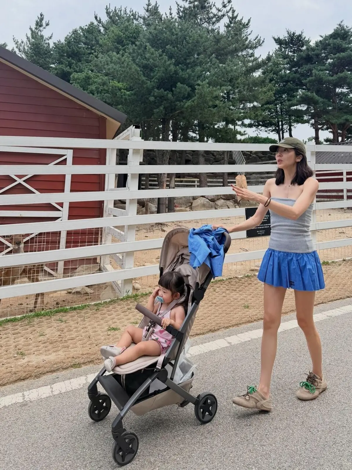 Lee Ga-ryeong shares family outing photo with mother and aunts