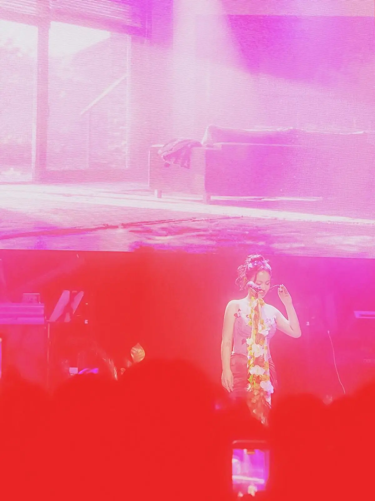 Lee Hi holds 'HI-biscus Garden Live vol. 1' concert, previews 'KAI' MV