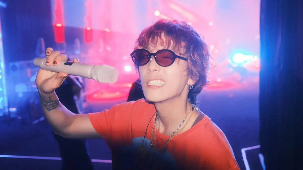 Lee Hong-gi posts backstage smile from Macau as FTISLAND's 'FaTe' Asia tour rolls on