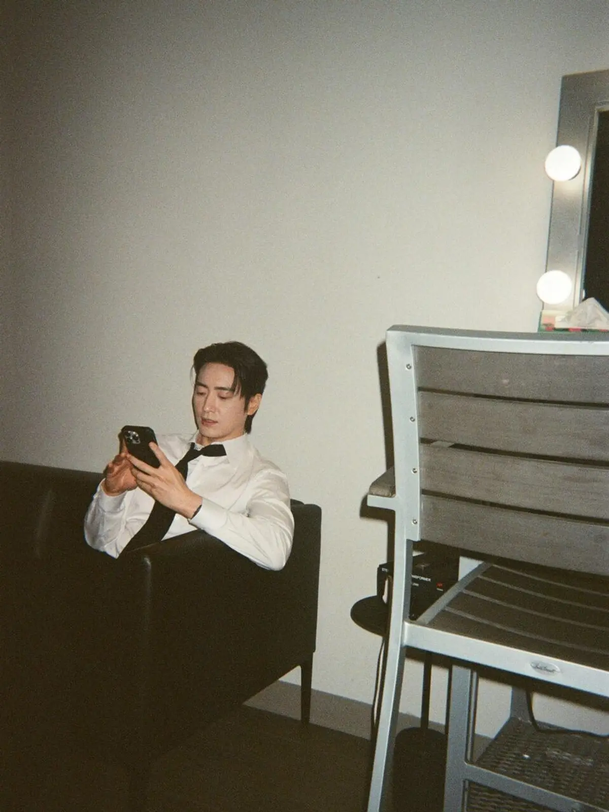 Lee Jun-hyuk shares a rare off-duty moment ahead of tvN's 'Chilling Romance'