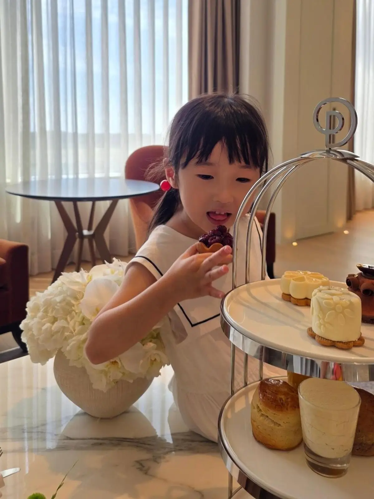 Lee Jung-hyun enjoys children's vacation break at 45, from techno icon to Netflix global #1