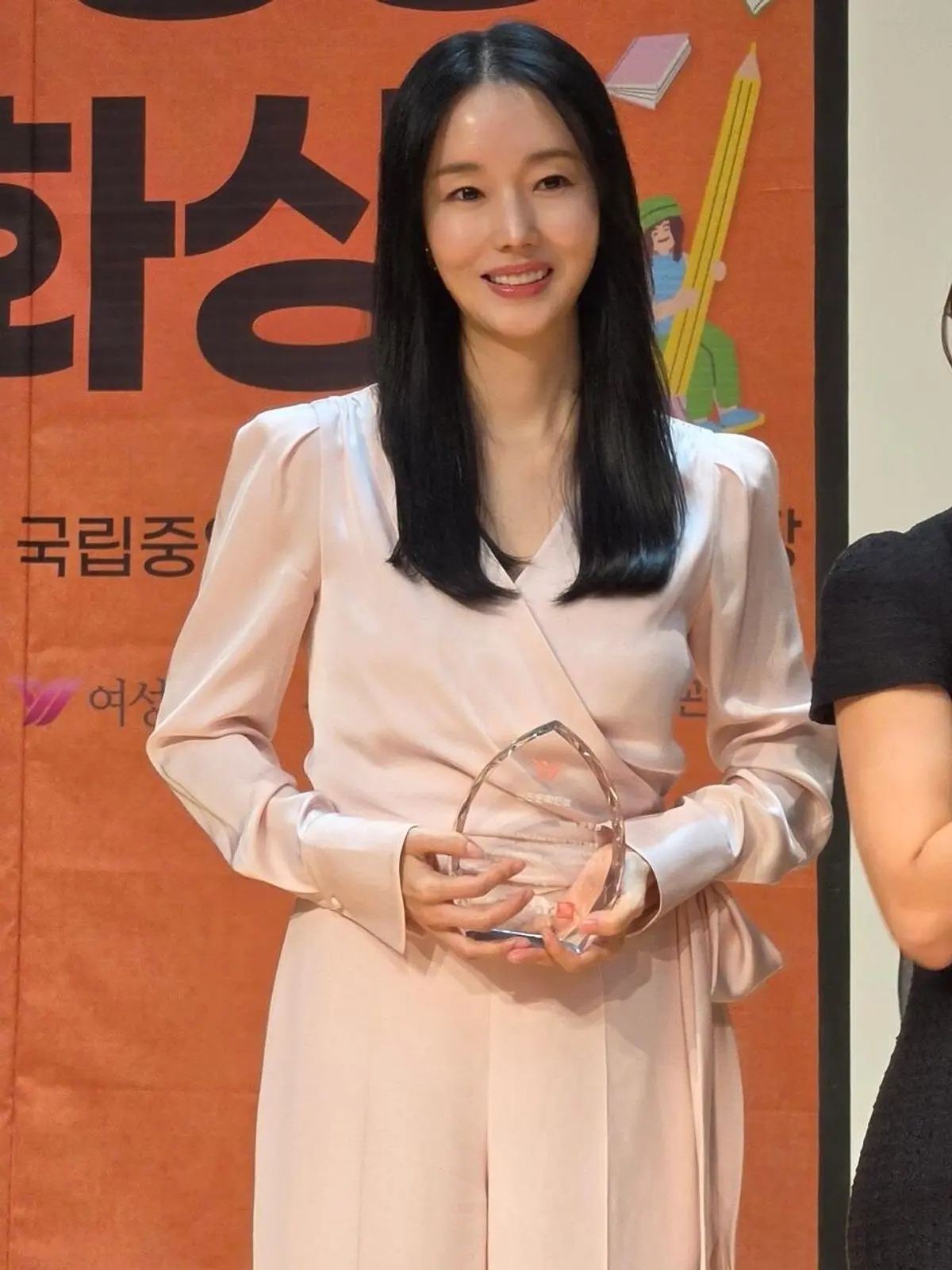 Lee Jung-hyun wins Emerging Cultural Figure Award for directorial debut short film
