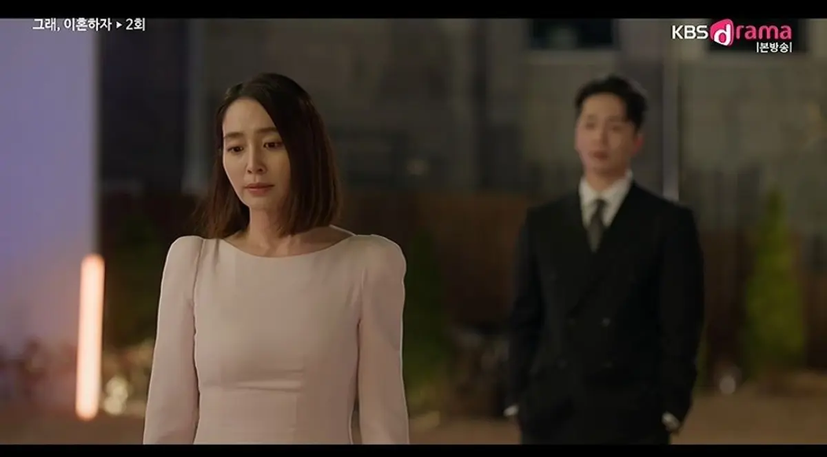 'Let's Get Divorced' Ep 2: Lee Min-jung's character throws her ring, declares divorce and calls husband a murderer