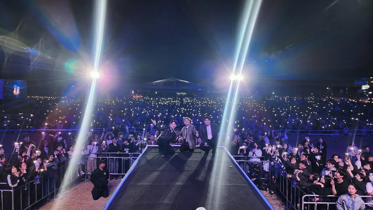 Lim Han-byul takes Heo Yong-byul to the Chilgok Nakdong River Peace Festival stage