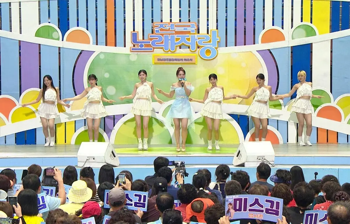 Miss Kim heats up Jeonnam Noraejang stage with EDM trot hit 'Yeop-guri'