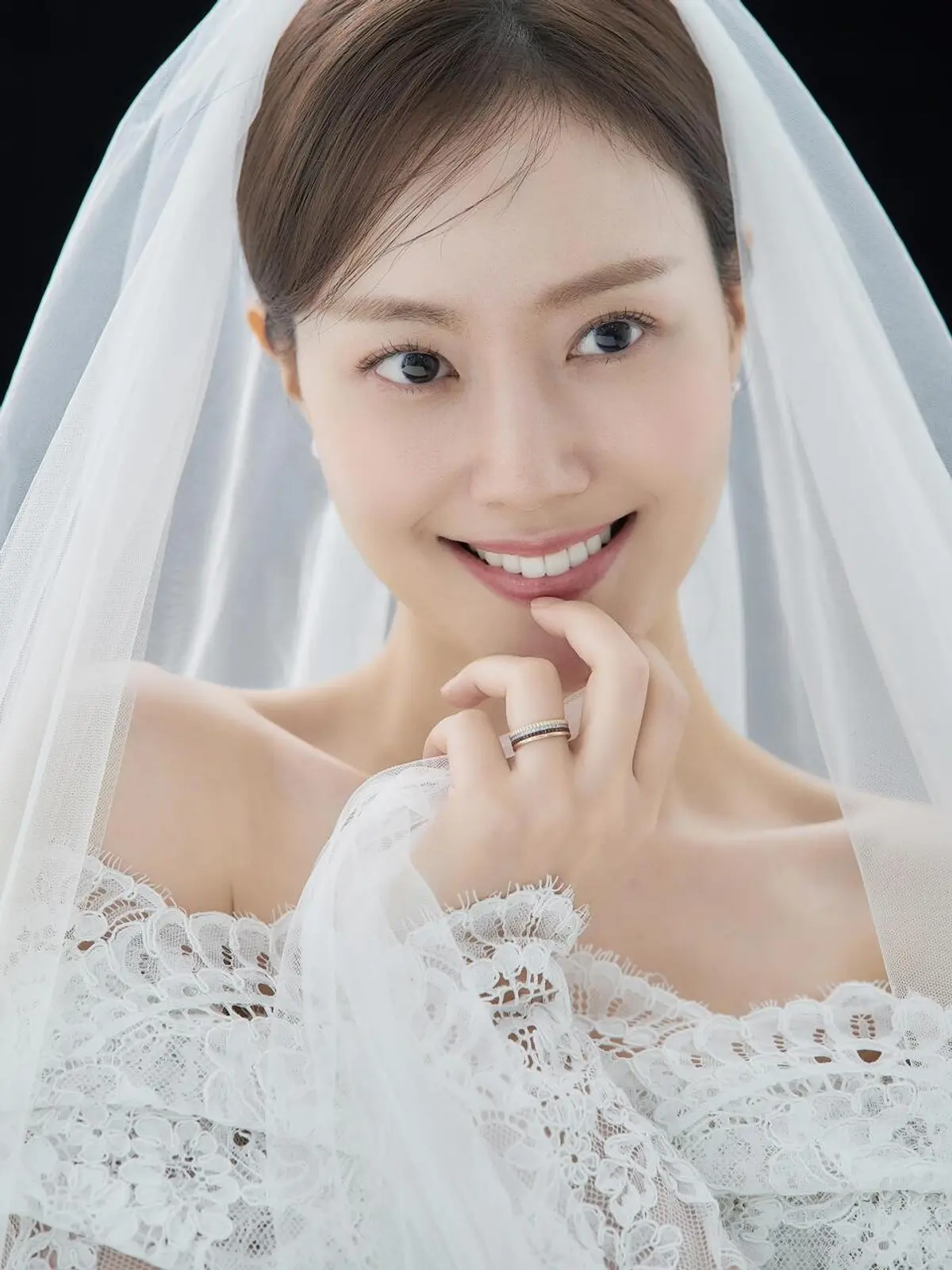 Moon Chae-won posts wedding concept photos, leads 2026 rom-com 'Heartman'