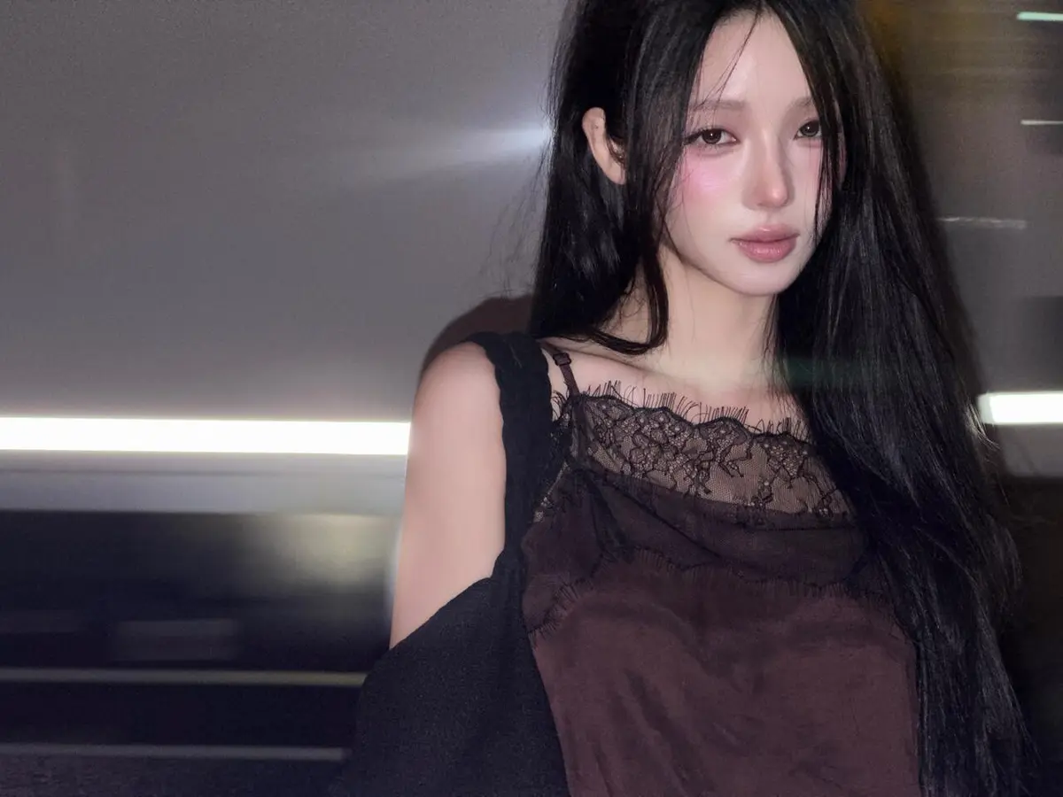 Former fromis_9 center Noh Ji-seon posts bold night-makeup look as independent influencer