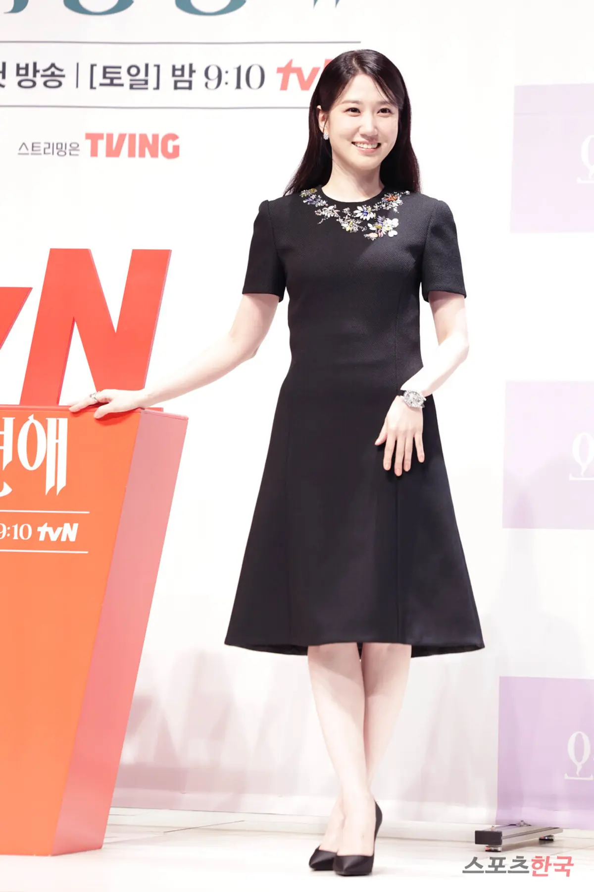 Park Eun-bin sees ghosts as a reclusive hotel heiress in tvN's 'Chilling Romance'