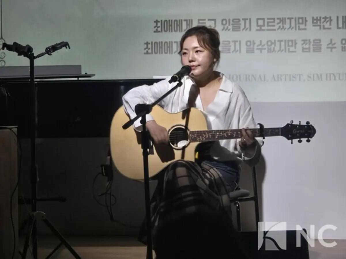 Shim Hyun-hee holds debut concert one month after first EP, Baek Jong-won appears as surprise guest