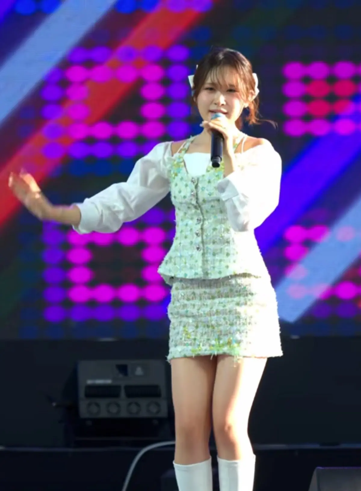 Shim Su-bong apologizes after publicly criticizing 17-year-old singer Kim Da-hyun at trot festival