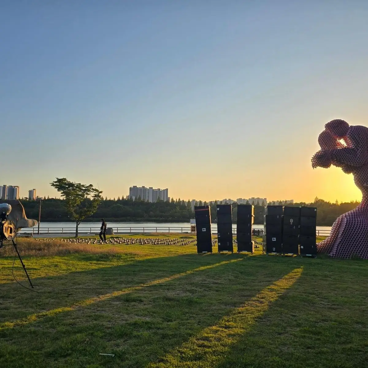 Shin Seung Hun headlines Goyang Lake Art Festival closing show with 1,000-drone light display