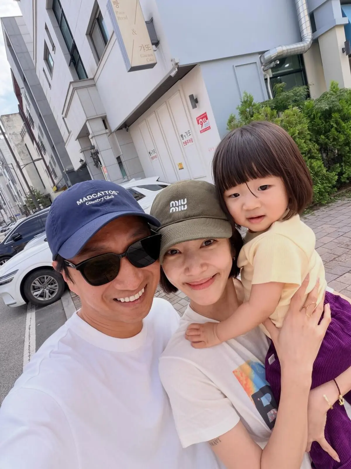 Son Dam-bi shares Chuseok family outing with husband Lee Kyu-hyeok and daughter Haei