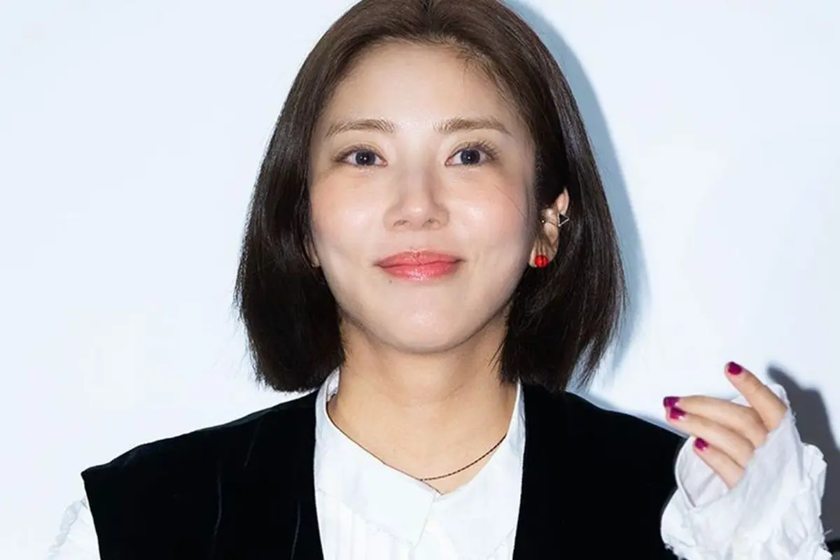 Son Dam-bi gives a tour of her luxury duplex home and the items she bought herself
