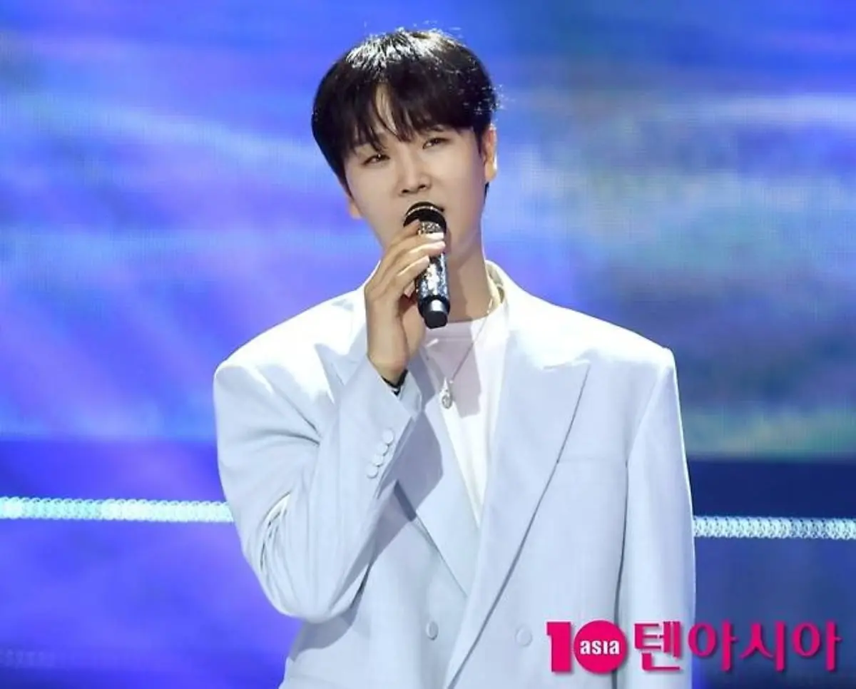 Song Min-jun tops TEN Chart poll for male trot singer fans would brave a heat wave to see