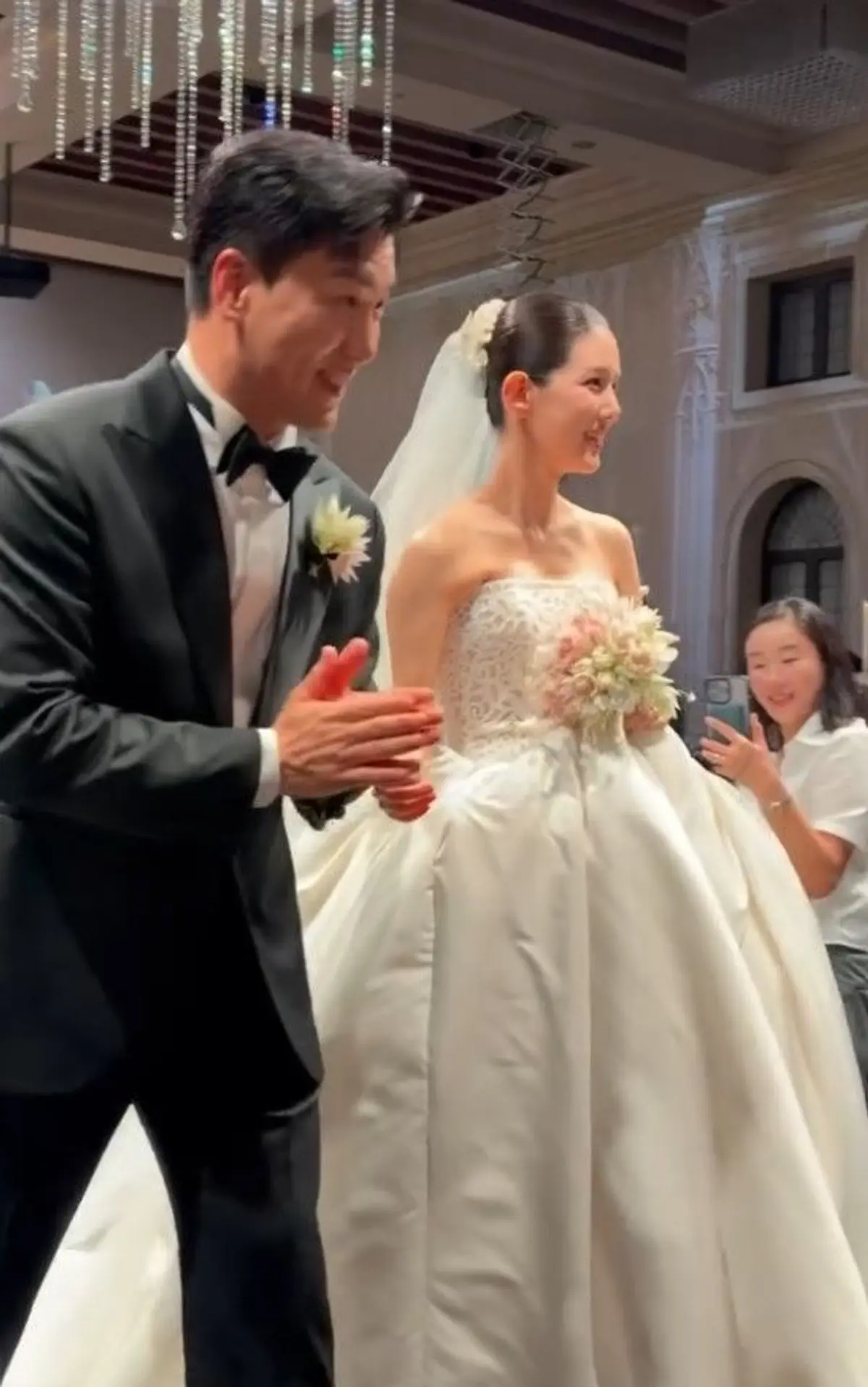 Spica's Yang Ji-won marries musical actor Yang Jun-mo, expecting first child at 40