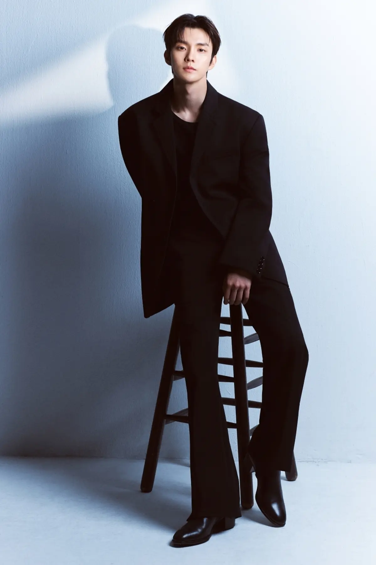 The Boyz's Q (Ji Chang-min) signs with Pitch Company, joining Jeon Ji-hyun and Kim So-hyun
