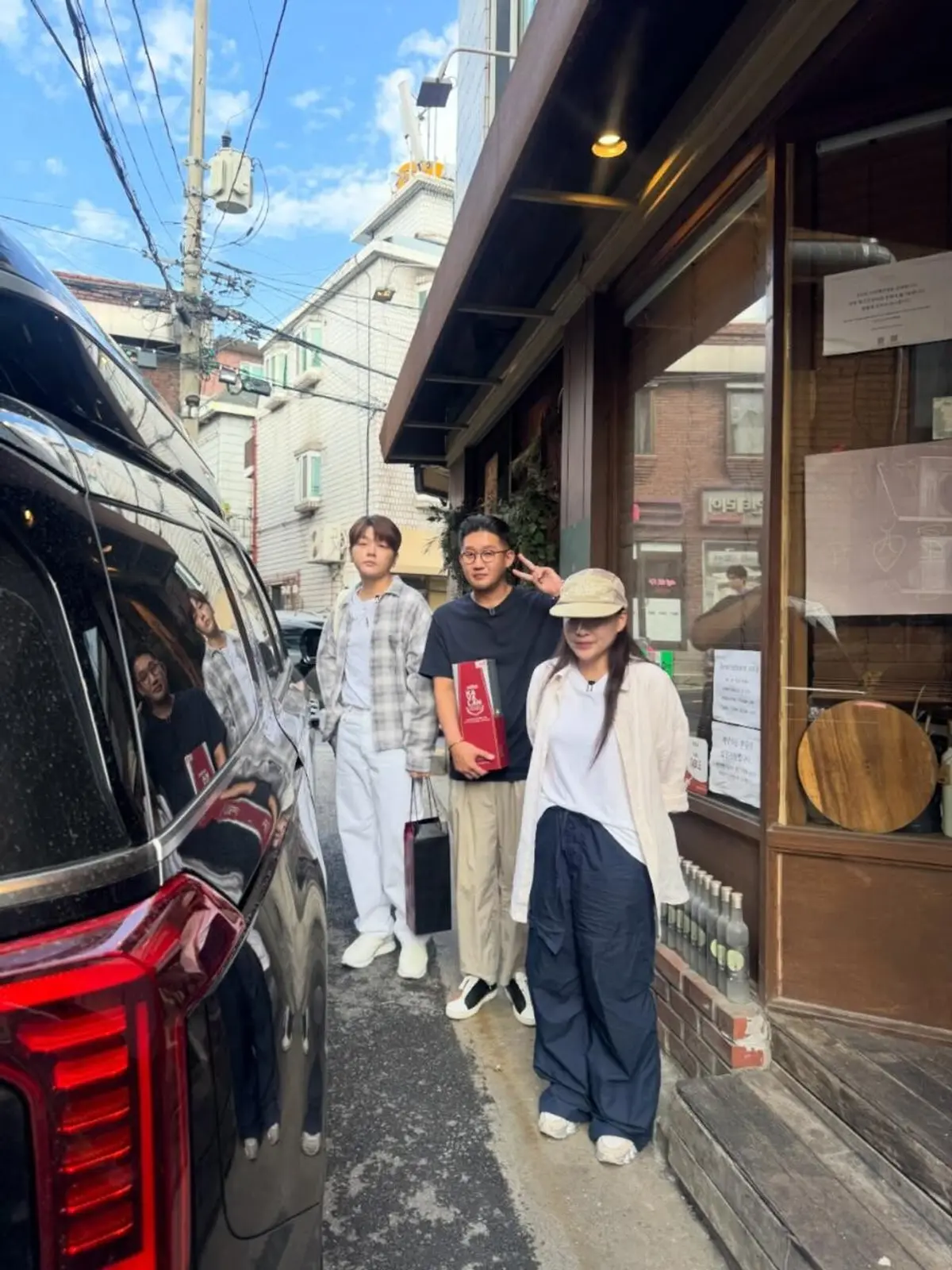 Urban Zakapa's Jo Hyun-ah posts full group photo, confirming all three members together