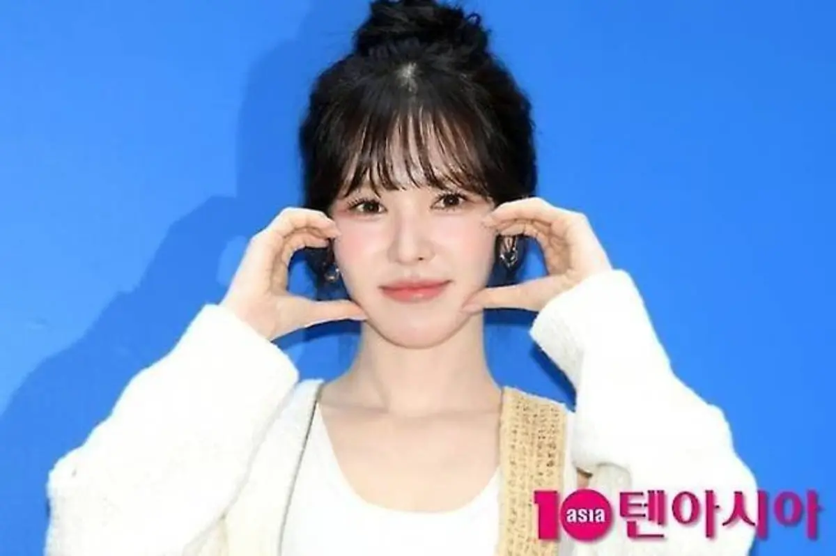 Wendy tops autumn hiking poll; Yuri, Jeon Somi round out top 3